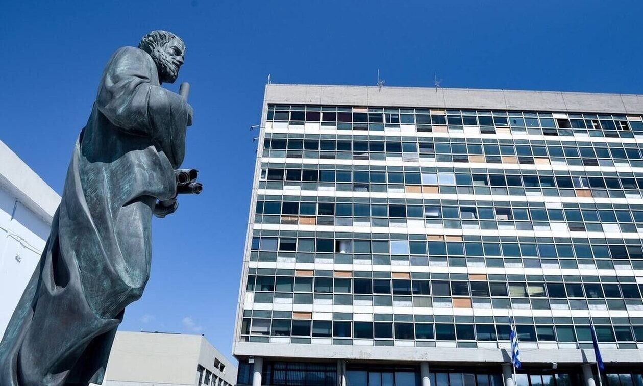 Θεσσαλονίκη: Κακουργηματική δίωξη στην 28χρονη για τις βόμβες μολότοφ στο ΑΠΘ