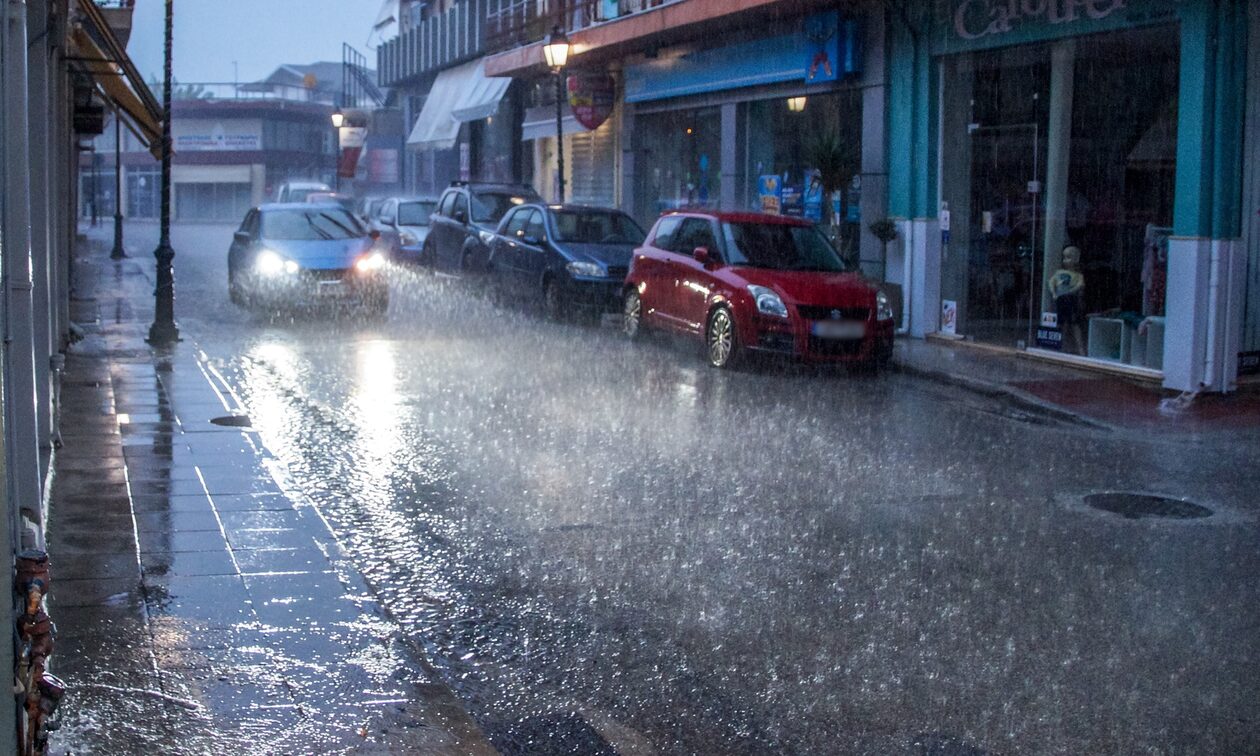 Κακοκαιρία: Ισχυρές βροχές και καταιγίδες στη δυτική Ελλάδα – Δείτε LIVE την πορεία των φαινομένων