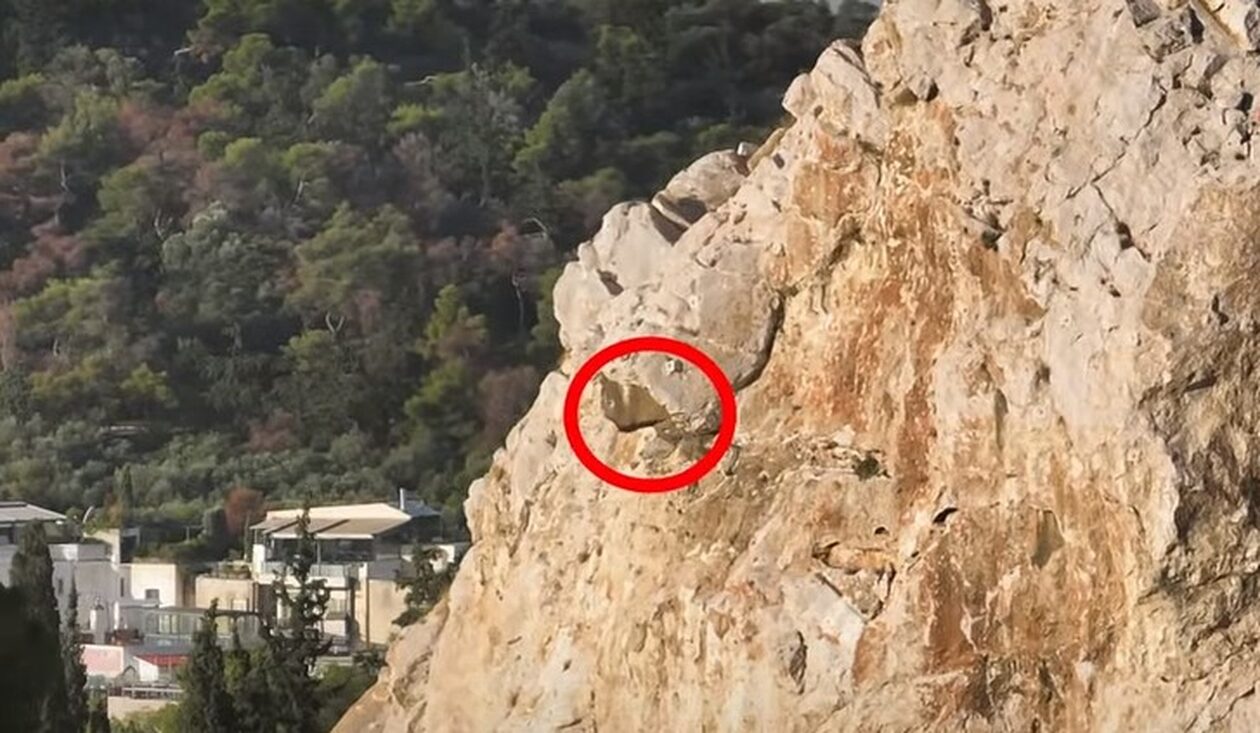 Ένας στους δύο βλέπει το… προφίλ ενός άντρα λαξευμένο στο βράχο της Ακρόπολης (βίντεο)