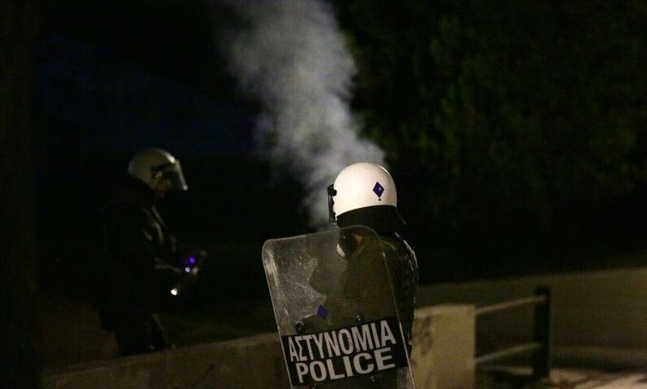 Εξάρχεια: Άγνωστοι επιτέθηκαν με αντικείμενα σε αστυνομικούς – Απάντησαν με χημικά
