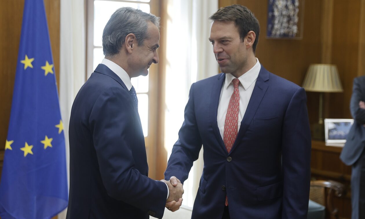 Τι κερδίζει η ΝΔ από τον εμφύλιο του ΣΥΡΙΖΑ και την αφωνία του ΠΑΣΟΚ;