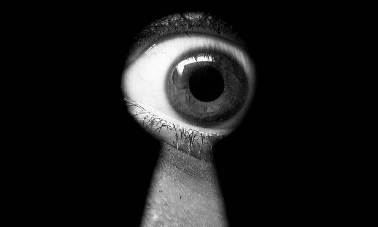 Πύργος: Ο κακός χαμός με «ματάκια» – Σκαρφάλωνε στο μπαλκόνι νεαρής και της έκλεβε εσώρουχα