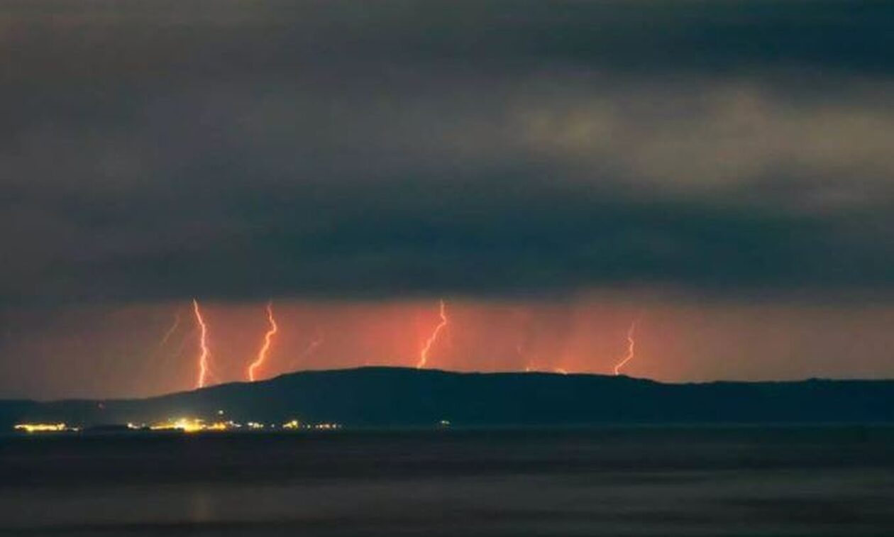Καιρός: Τι είναι το φαινόμενο red sprite που προκάλεσε η κακοκαιρία στο Αίγιο