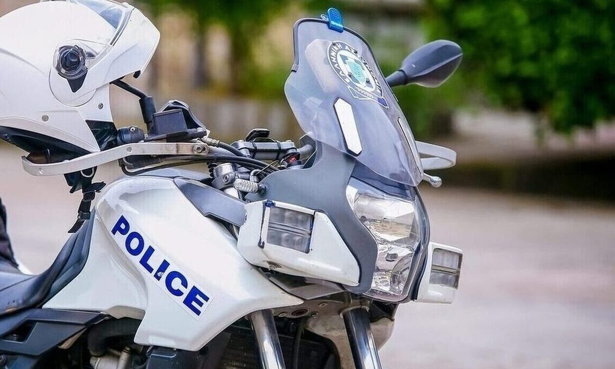 Χαλκίδα: Αστυνομικός ξυλοκοπήθηκε από νεαρούς – Tου επιτέθηκαν με μαχαίρι, μπουκάλια και καρέκλες