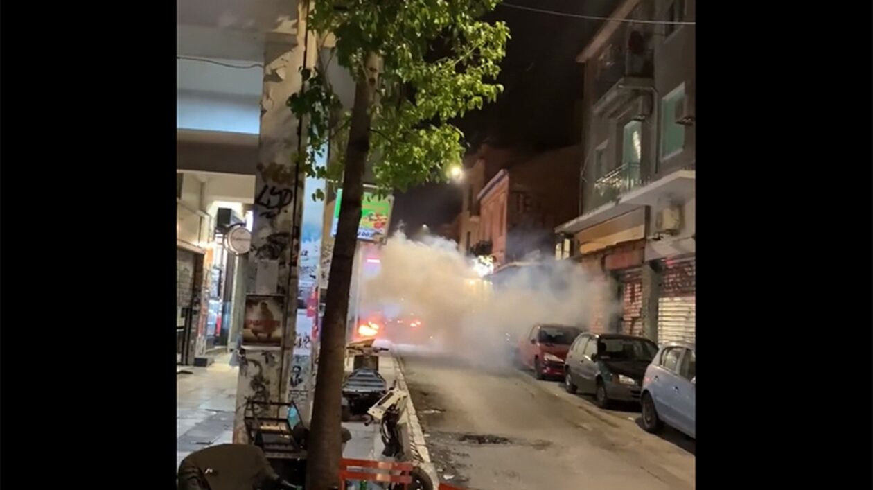 Εξάρχεια: Επιθέσεις με μολότοφ, πέτρες και μπουκάλια σε αστυνομικούς