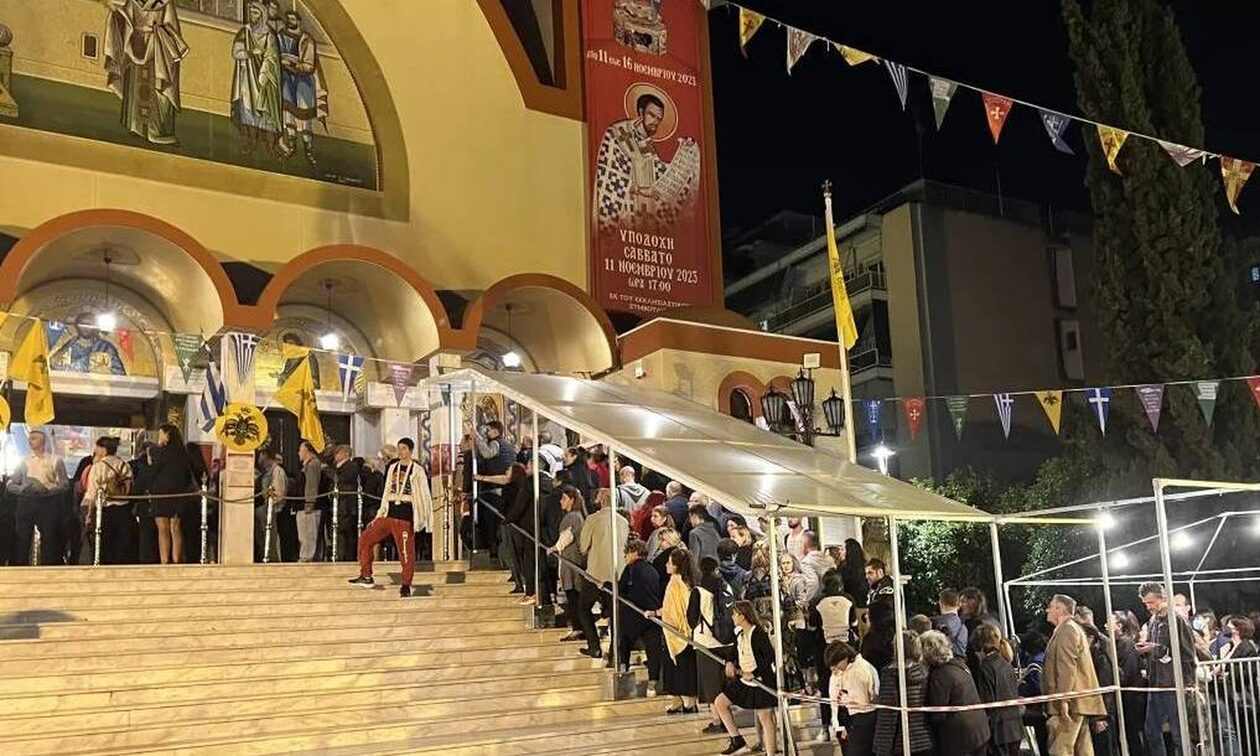 Ουρές πιστών για να προσκυνήσουν την Τιμία Κάρα του Αγίου Ιωάννου Χρυσοστόμου