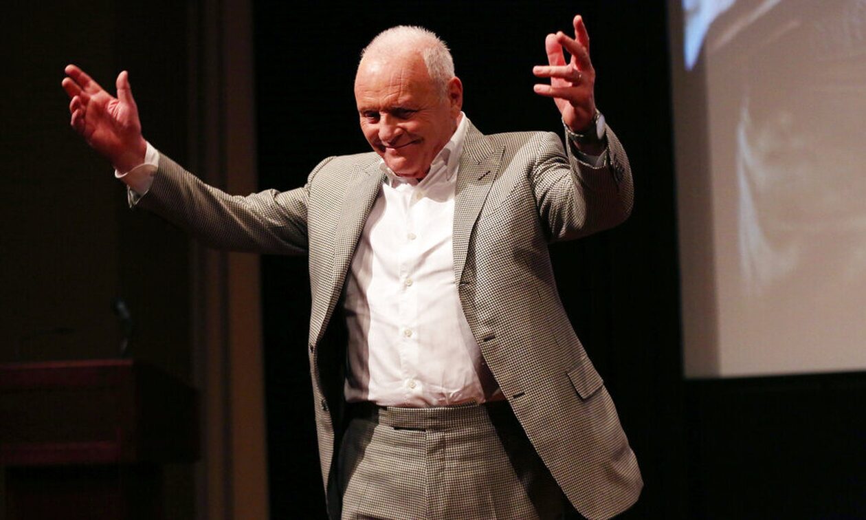 Άντονι Χόπκινς: Μαγειρεύει ιταλικό και χορεύει «mambo italiano» στα 85 του