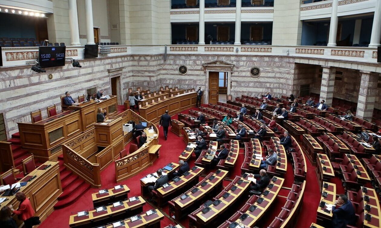 Βουλή: «Σφάχτηκαν» Τζάκρη-Παφίλης για την Εξεταστική για τα Τέμπη – «Δεκανίκι της ΝΔ το ΚΚΕ»