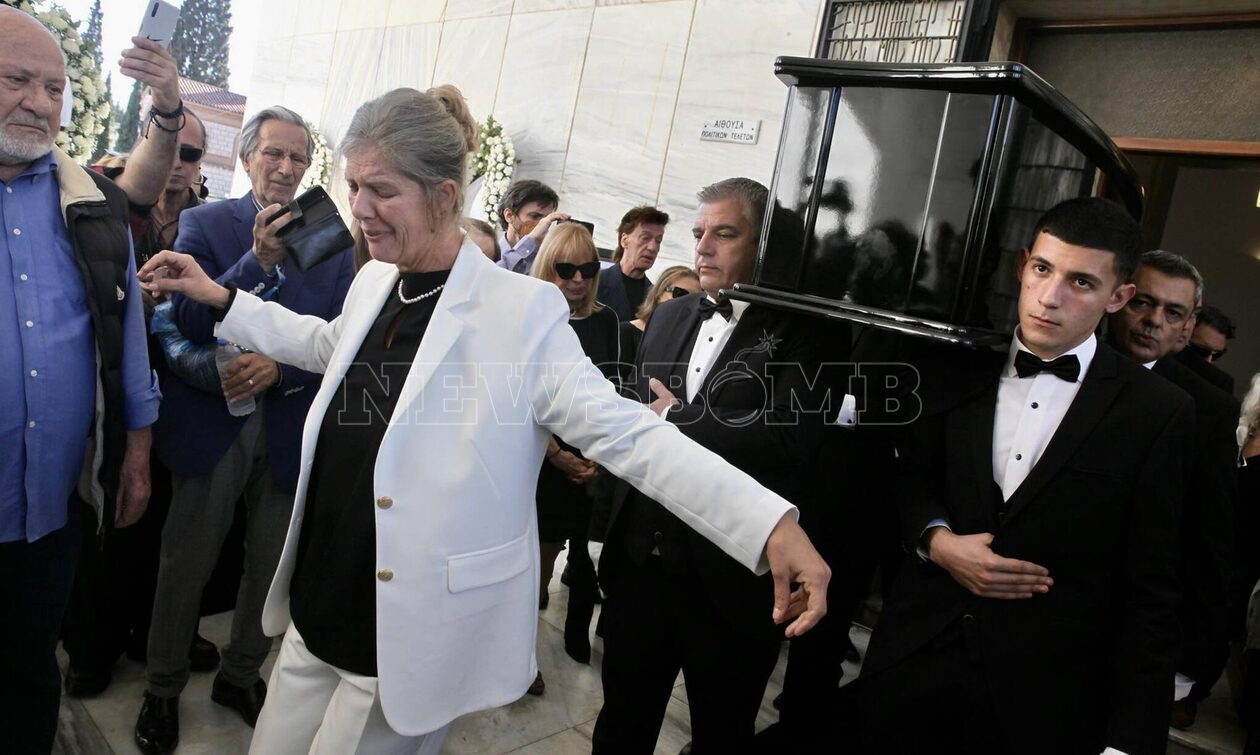 Σπύρος Φωκάς: Το ζεϊμπέκικο της συζύγου του στην κηδεία – Συγκλονιστικές εικόνες