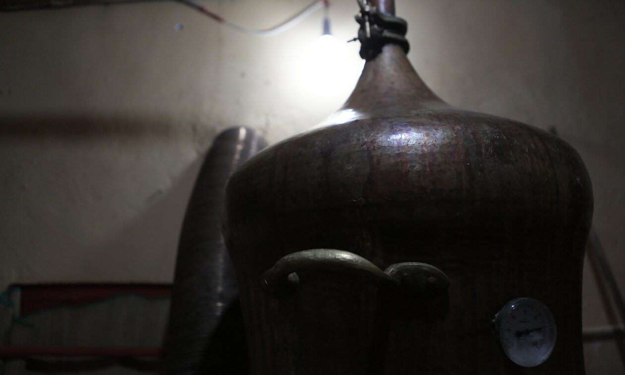 Ηράκλειο: Κατασχέθηκαν συνολικά 23.000 λίτρα παράνομης τσικουδιάς