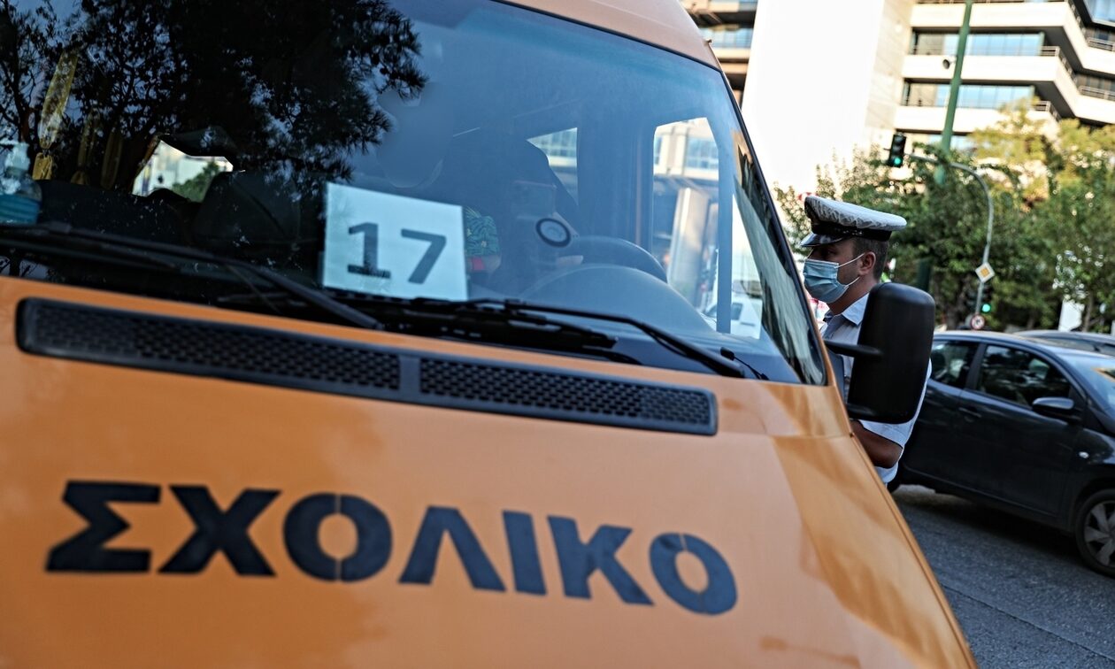 Τροχαίο στη Γλυφάδα: Σύγκρουση αυτοκινήτου με σχολικό λεωφορείο