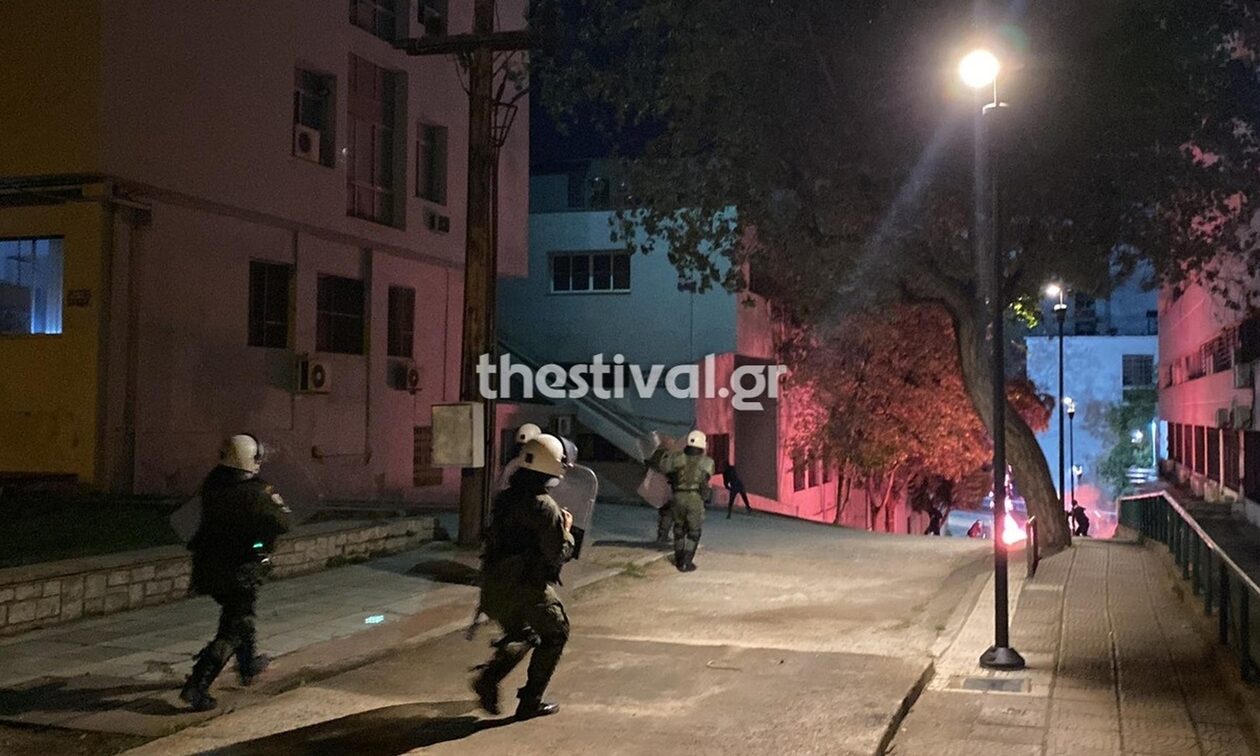 Θεσσαλονίκη: Επεισόδια μεταξύ κουκουλοφόρων και ΜΑΤ στο ΑΠΘ – Πετροπόλεμος και χημικά