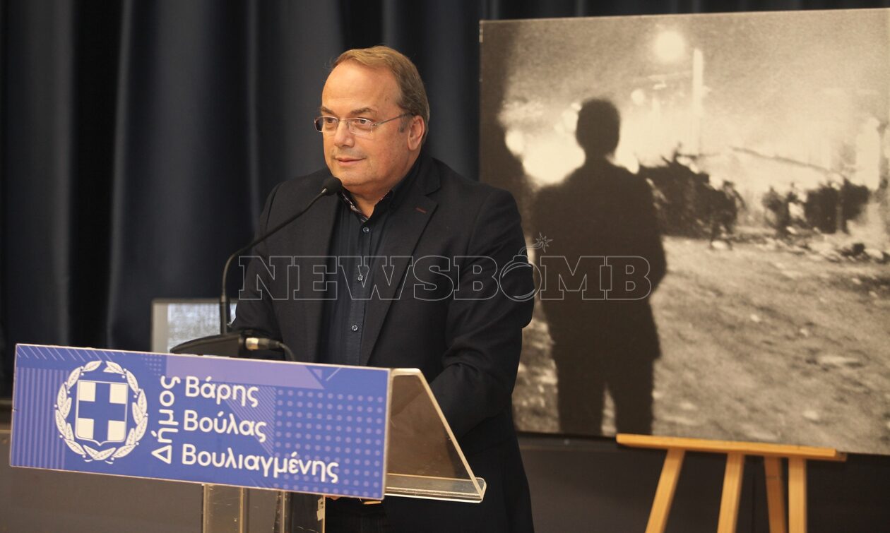 Δήμος Βούλας Βάρης Βουλιαγμένης: Το Newsbomb στην φωτογραφική έκθεση με θέμα «50 Χρόνια Πολυτεχνείο»