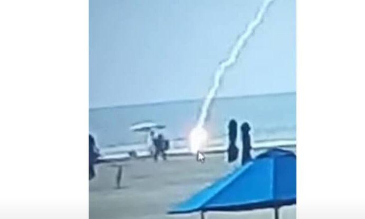 Τραγωδία στην Κολομβία: Βίντεο ντοκουμέντο τη στιγμή που γυναίκα χτυπιέται από κεραυνό και πεθαίνει