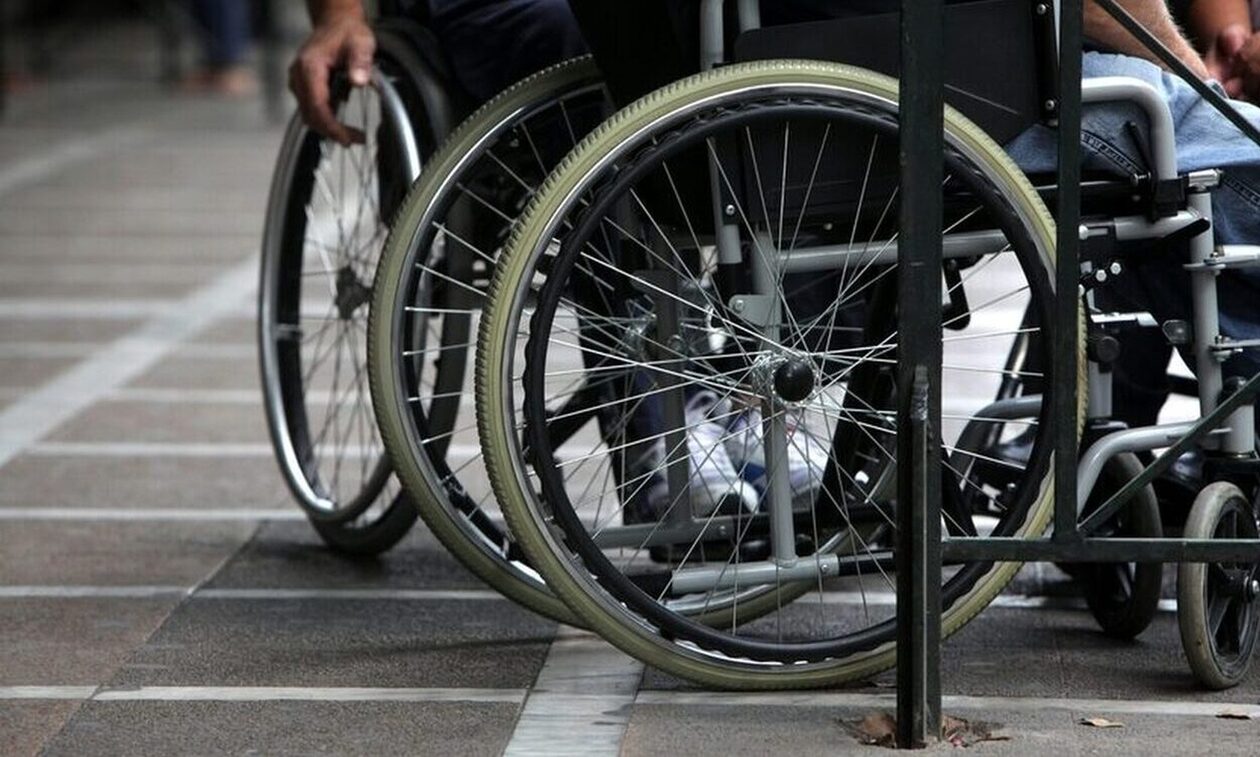 Επίδομα κοινωνικής αλληλεγγύης: Πόσα χρήματα θα λάβουν οι δικαιούχοι του ΑΜΕΑ ΟΠΕΚΑ