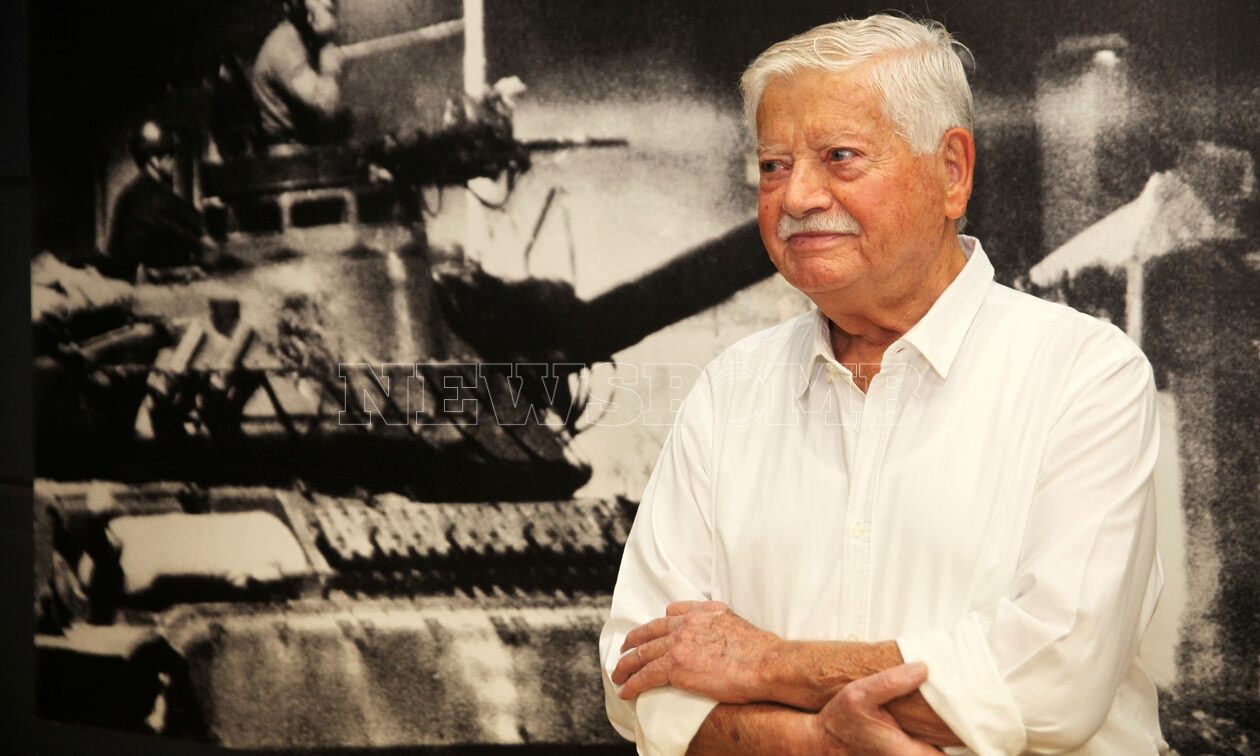 Ο φωτορεπόρτερ που «έπιασε» την εισβολή του τανκ στο Πολυτεχνείο περιγράφει τις ιστορικές στιγμές