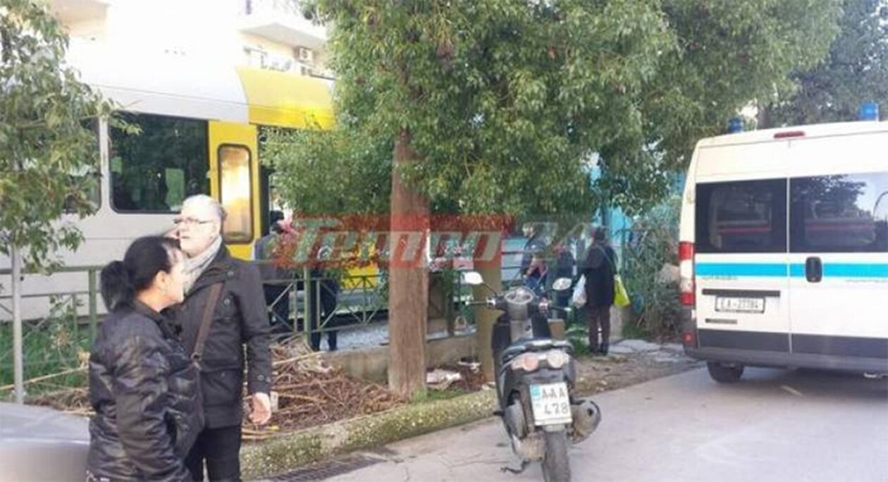 Παραλία Πατρών: Οδηγός εγκλωβίστηκε στις μπάρες και συγκρούστηκε με τo τρένο