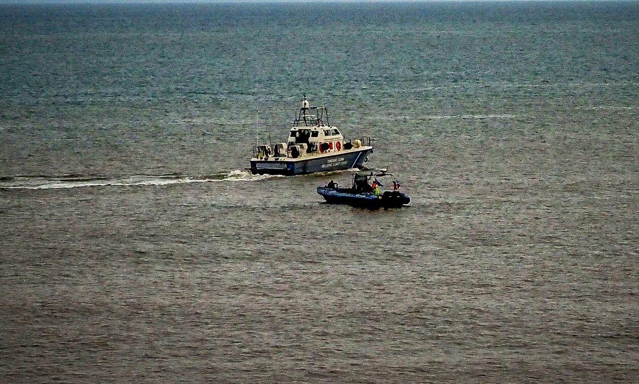 Αγαθονήσι: Νεκρή μια από τις δύο γυναίκες που αγνοούνταν από το ναυάγιο – Διασώθηκαν 18 άτομα