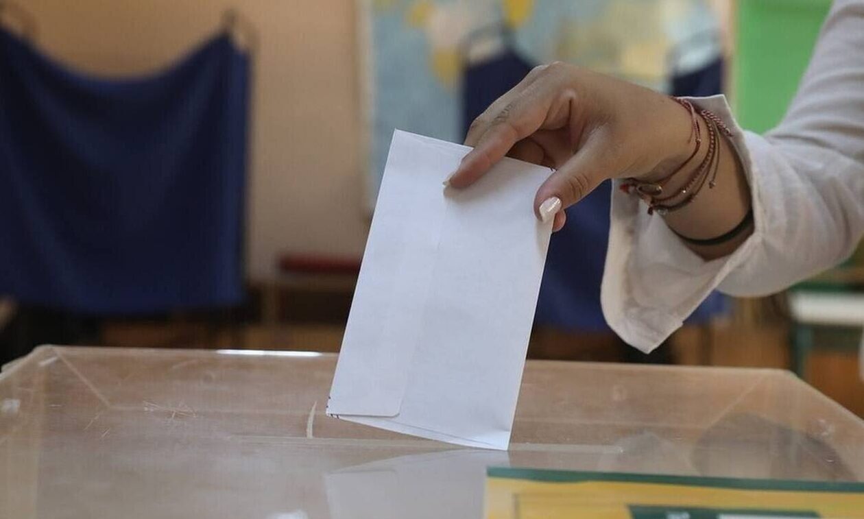 Νέα δημοσκόπηση εμφανίζει τον ΣΥΡΙΖΑ τρίτο κόμμα, κάτω από το ΠΑΣΟΚ – Στο συν 24% η Νέα Δημοκρατία