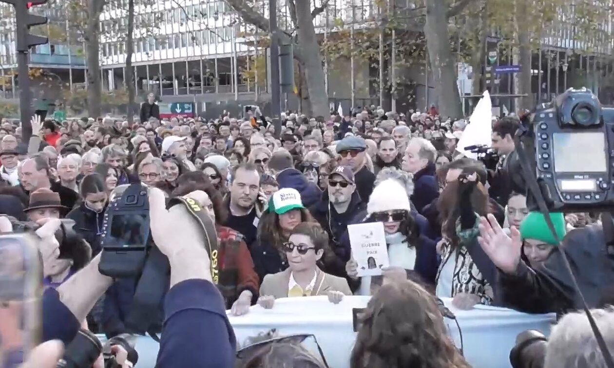 Γαλλία: Σιωπηρή πορεία καλλιτεχνών στο Παρίσι για την ειρήνη στη Μέση Ανατολή