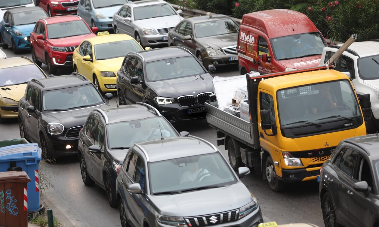 Κίνηση: Καθυστερήσεις άνω των 30 λεπτών στην Αττική Οδό – Πού αλλού έχει μποτιλιάρισμα