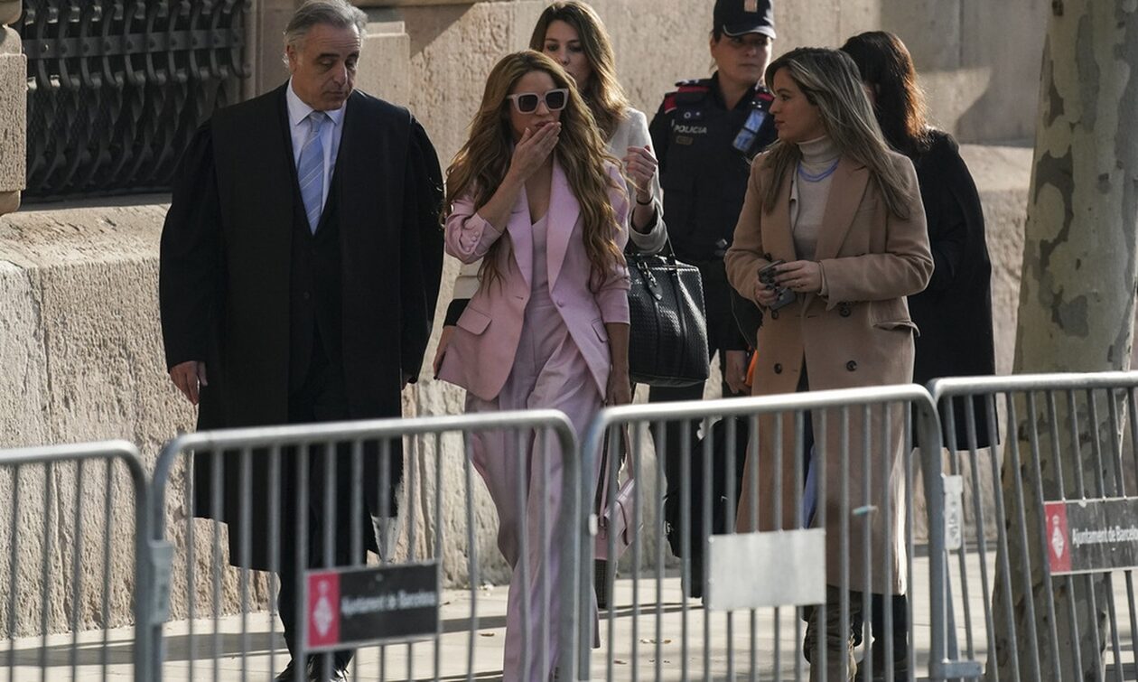 Σακίρα: Ξεκίνησε στη Βαρκελώνη η δίκη της για φοροδιαφυγή – Το φιλί γεμάτο νόημα στις κάμερες