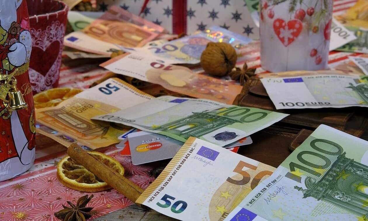 Δώρο Χριστουγέννων 2023: Πότε καταβάλλεται στους δικαιούχους – Πόσα χρήματα θα πάρετε