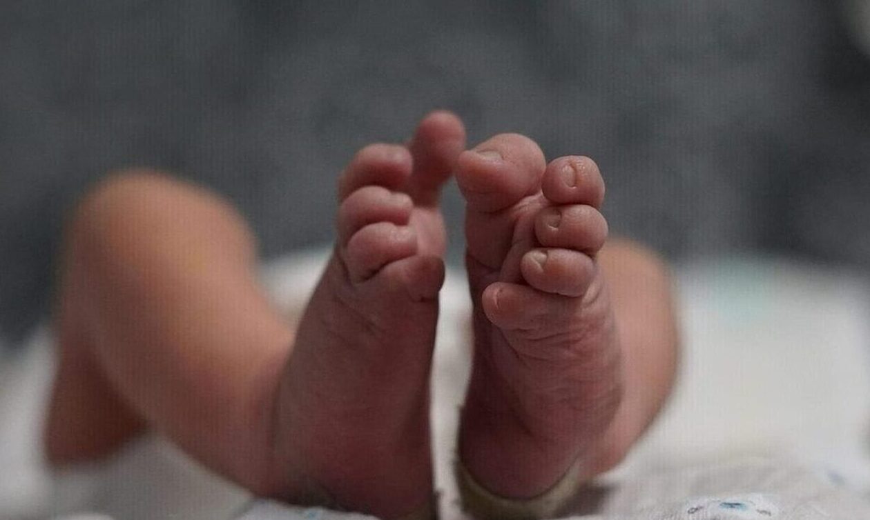 Υπογεννητικότητα: Η Ελλάδα «πεθαίνει» – Μόλις ένα στα τέσσερα σπίτια έχει παιδί
