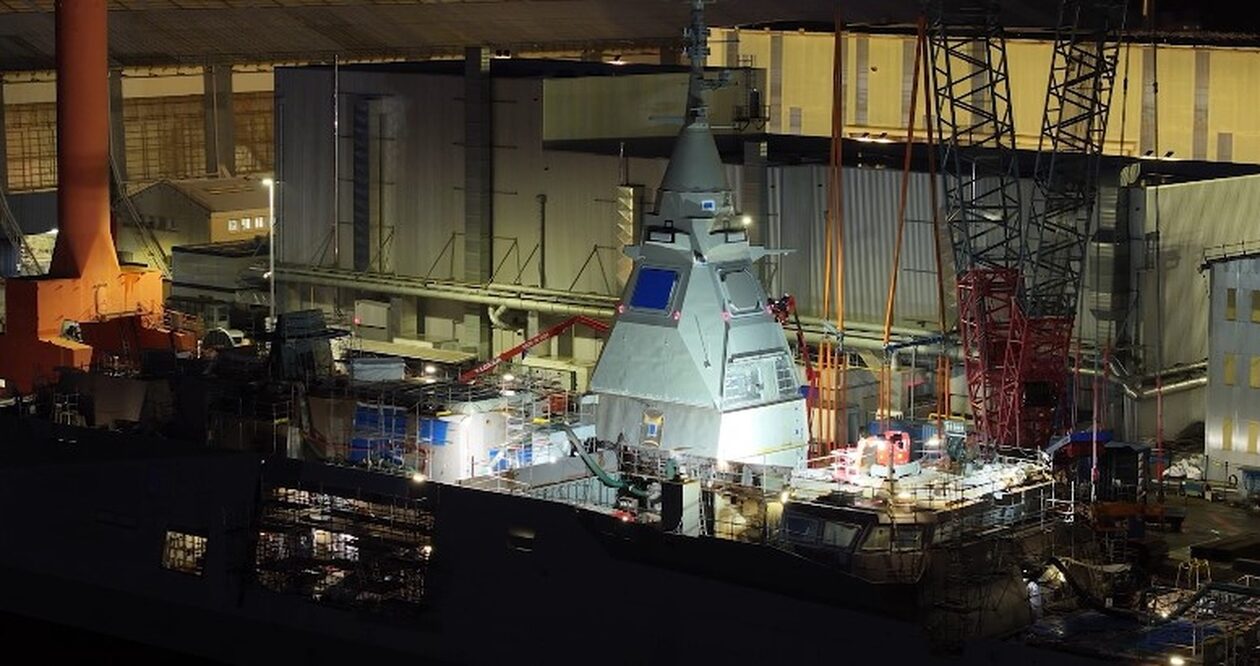 Η Φρεγάτα «Κίμων» απέκτησε «νοημοσύνη» – Δείτε το βίντεο με την τοποθέτηση του «καταρτιού»