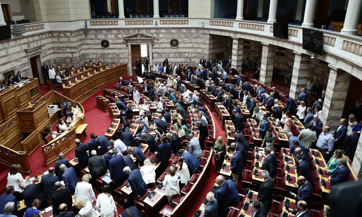 Προϋπολογισμός 2024: Κατατίθεται σήμερα στη Βουλή – Αυξήσεις, φοροελαφρύνσεις και μειωμένος ΦΠΑ