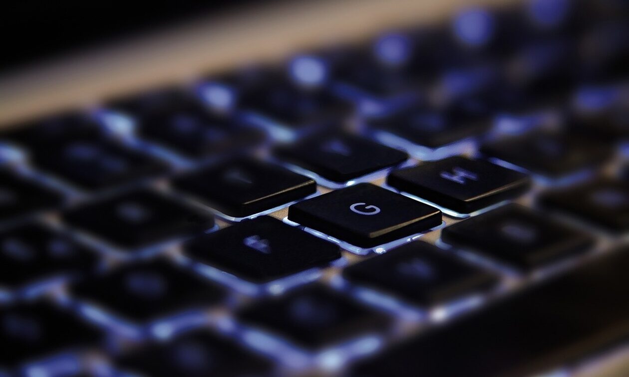 Θεσσαλονίκη: Αποσπούσαν τραπεζικούς κωδικούς και άδειαζαν τους λογαριασμούς – «Σήκωσαν» 33.000 ευρώ