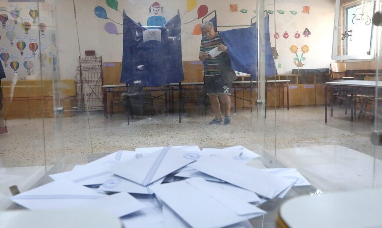 Νέα δημοσκόπηση: «Παγιώνεται» το ΠΑΣΟΚ στη δεύτερη θέση, ο ΣΥΡΙΖΑ πάει για… 4ος