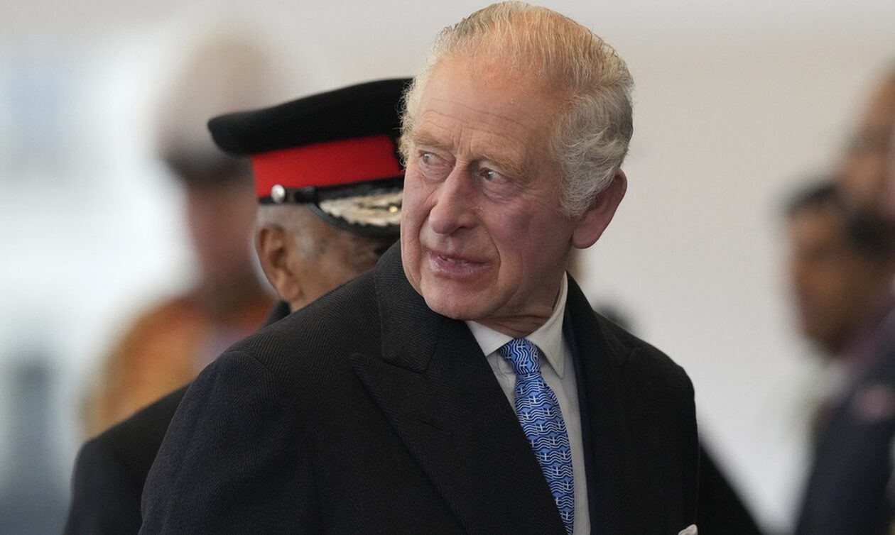 Bασιλιάς Κάρολος: Φόρεσε γραβάτα με την ελληνική σημαία