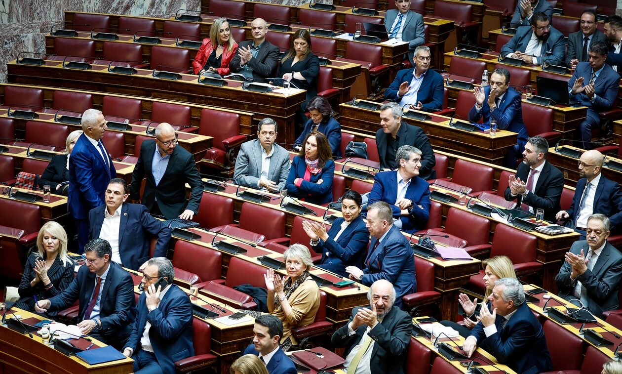 ΣΥΡΙΖΑ: Άφαντη η ομάδα «6 συν 6»  από τη Βουλή