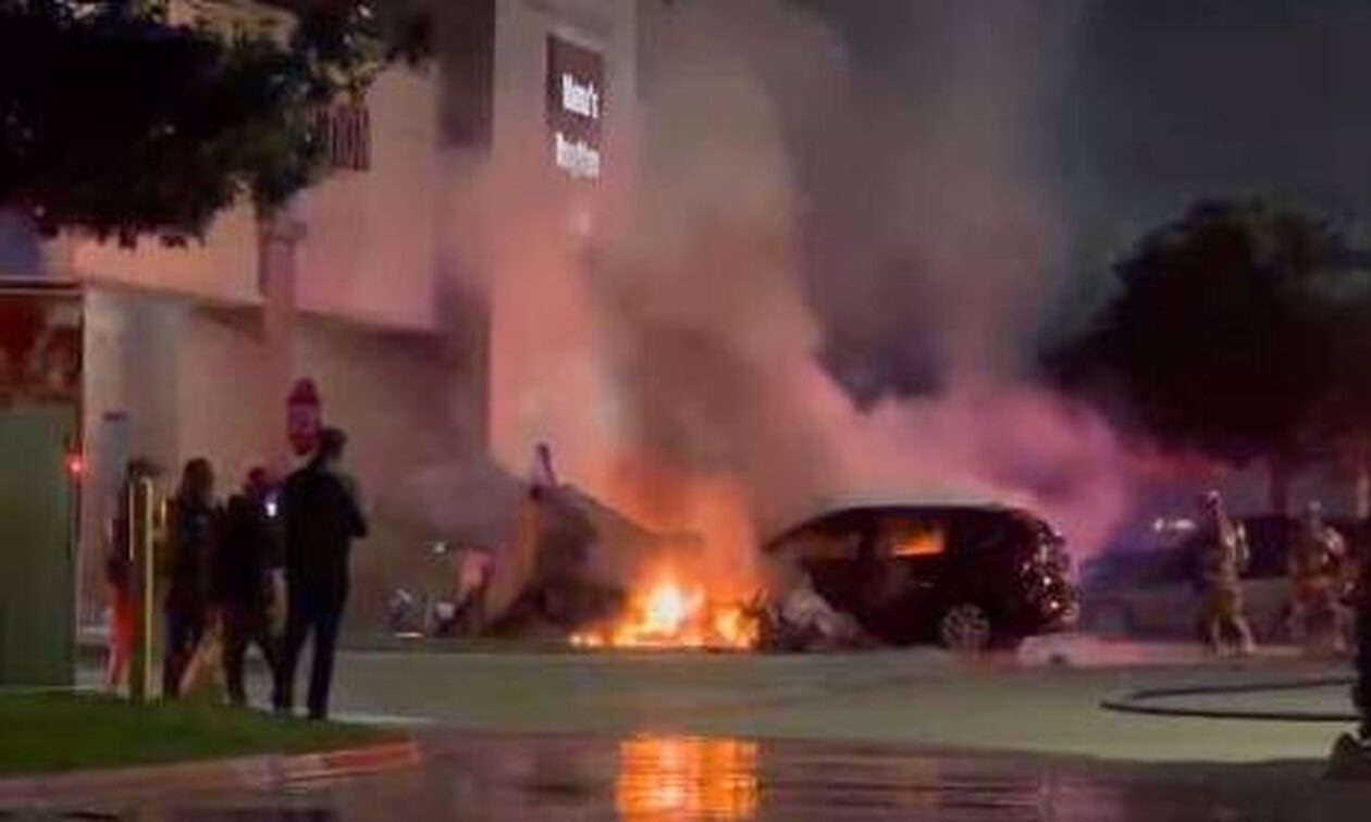 ΗΠΑ: Συνετρίβη μονοκινητήριο αεροσκάφος σε πάρκινγκ εμπορικού κέντρου στο Τέξας – Νεκρός ο πιλότος