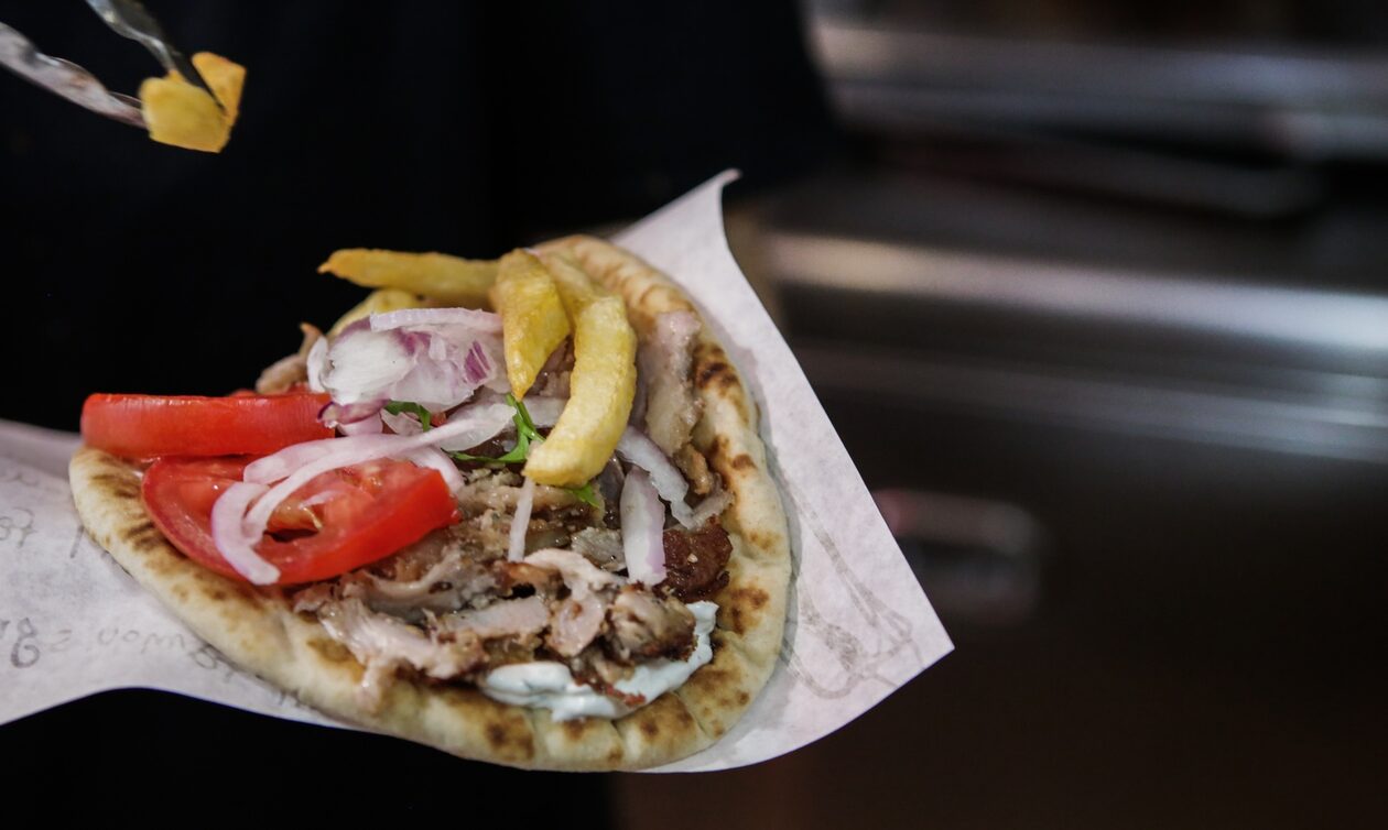 Σουβλάκια: Η ακρίβεια χτυπάει το αγαπημένο μας street food – Πώς φτάσαμε στα 3,50 ευρώ το τυλιχτό