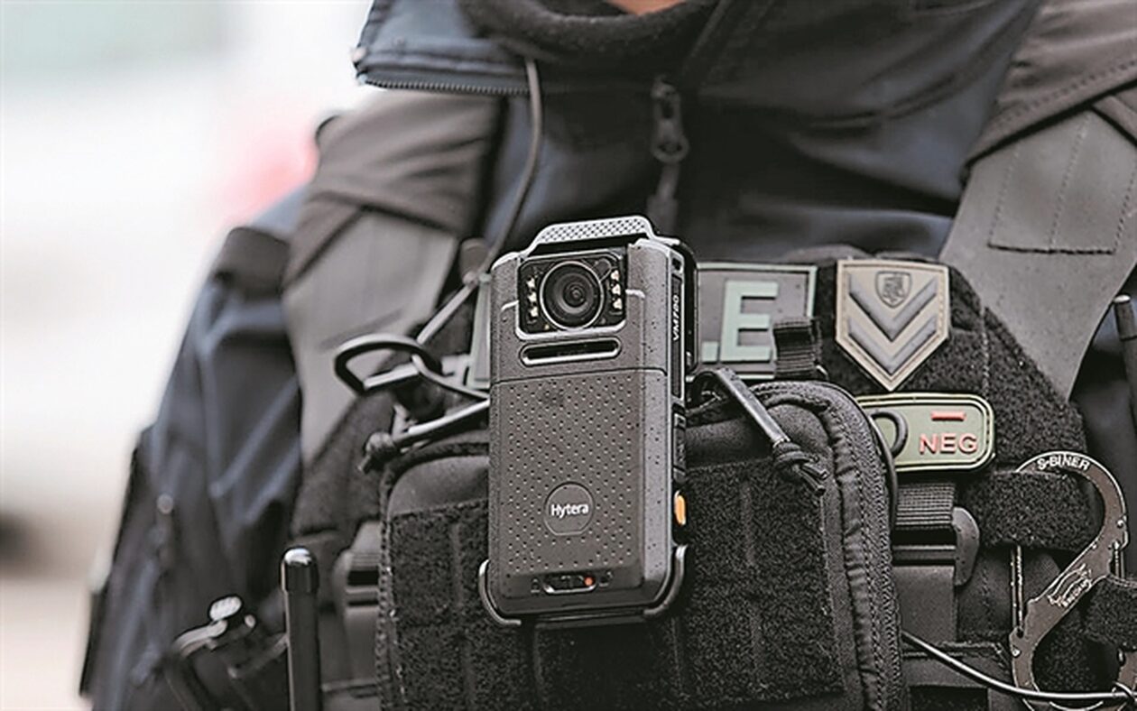 Η ΕΛ.ΑΣ. γίνεται «hi-tech»: Τοποθετούνται κάμερες στις στολές και τα περιπολικά – Θα μεταδίδουν Live