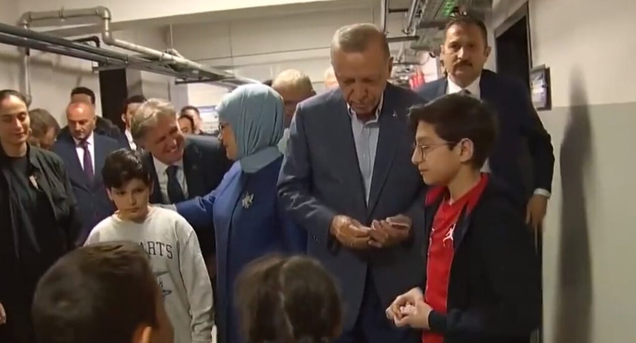 «Ήρθε ο παππούς Ταγίπ»: Ο Ερντογάν μοίραζε τουρκικές λίρες σε παιδιά στη Γερμανία – Φυσικά όχι Ευρώ»