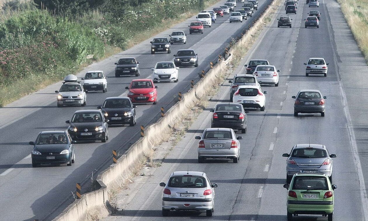Τύχη βουνό είχε οδηγός στη Θεσσαλονίκη – Δεξαμενή φορτηγού προσγειώθηκε στο οδόστρωμα