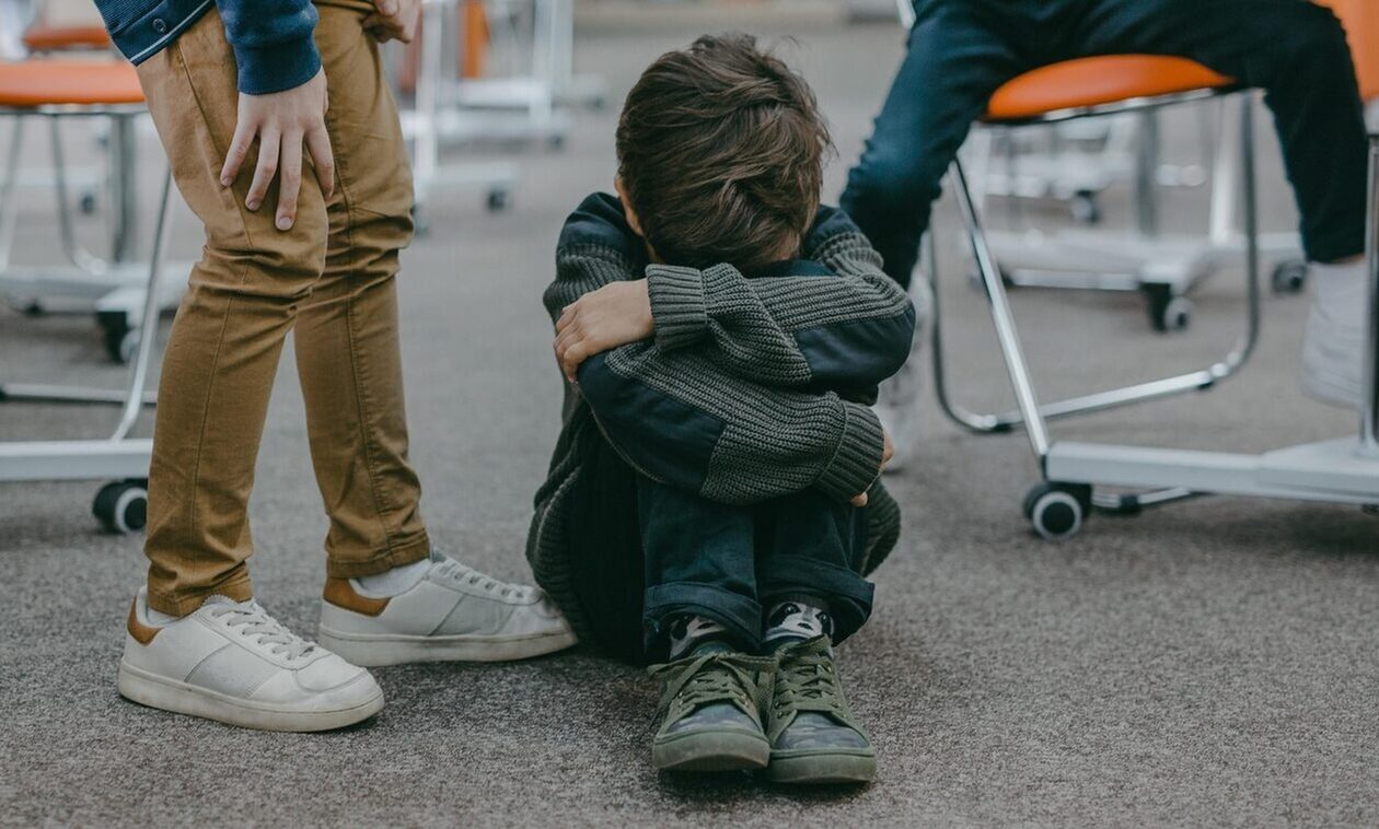 Ηράκλειο: Άγριο περιστατικό bullying – Ξυλοδαρμός παιδιού με αυτισμό στη διάρκεια εκδρομής