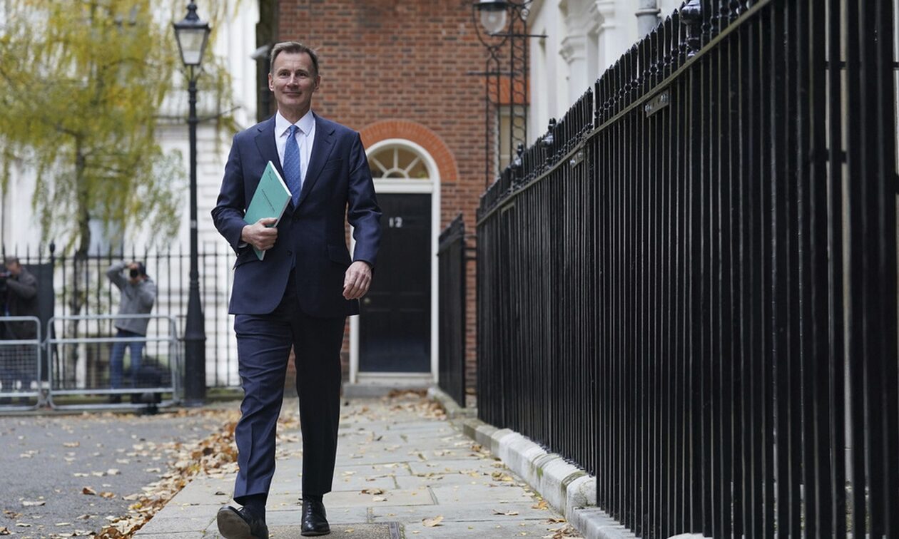 Βρετανία: «Πολλά νοικοκυριά υποφέρουν ακόμη» παραδέχθηκε ο υπουργός Οικονομικών