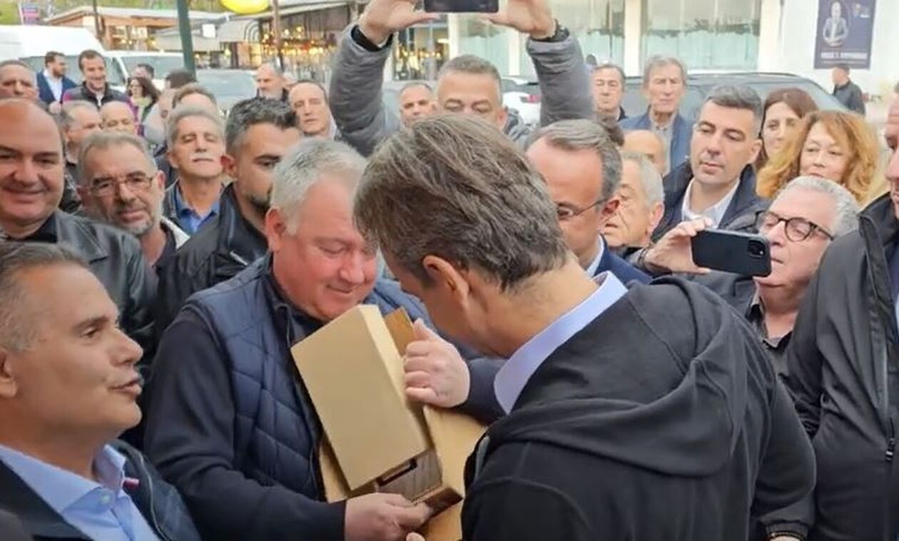 Κάτοικος έκανε δώρο στον Κυριάκο Μητσοτάκη ένα κασελάκι – Η αντίδραση του πρωθυπουργού