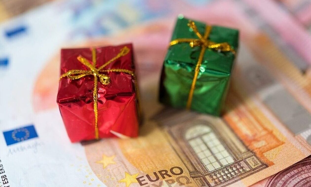 Δώρο Χριστουγέννων: Πότε θα καταβληθεί – Ποια επιδόματα πληρώνονται πριν τις γιορτές