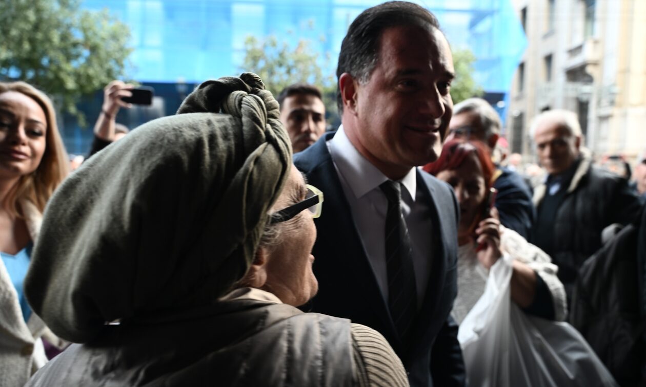 Ο Γεωργιάδης «μπήκε» στην πορεία των συνταξιούχων και μίλησε μαζί τους