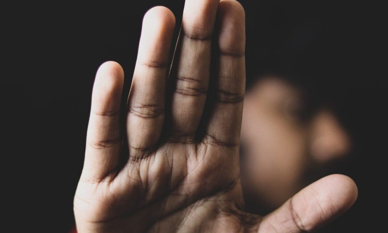 Άγριος ξυλοδαρμός άνδρα από γυναίκα στην Πάτρα – «Τα χαστούκια ακούγονταν απέναντι»