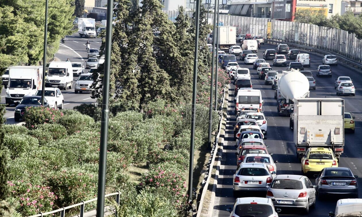 Κίνηση τώρα: «Ουρές» χιλιομέτρων στους δρόμους της Αττικής – Δείτε τον χάρτη