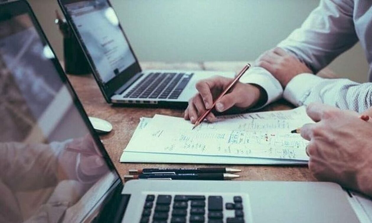 Έρευνα: Δουλεύουμε πολύ και πληρωνόμαστε λίγο – Παίρνουμε λιγότερα από όλους στην Ευρώπη