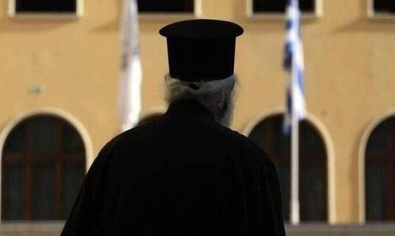 Ιερόσυλοι έκλεψαν από παπά 2.800 ευρώ – Πώς τον «ξάφρισαν» από το messenger