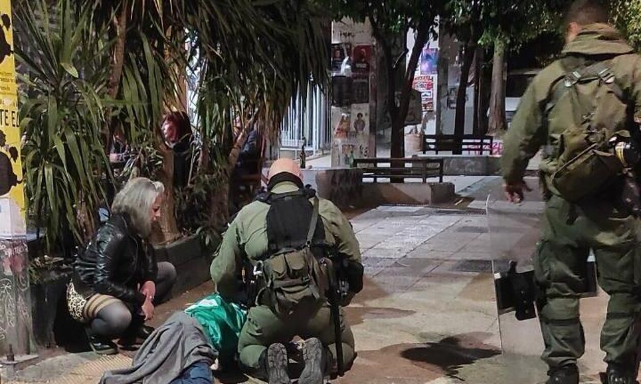 Πρώτες βοήθειες σε αλλοδαπό από άνδρες των ΜΑΤ το βράδυ στα Εξάρχεια – Δείτε φωτογραφίες