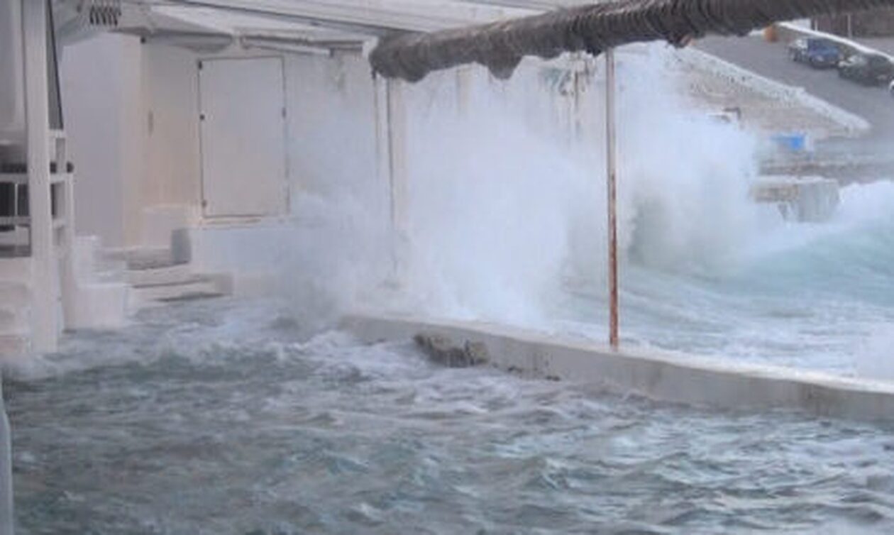 Κακοκαιρία Bettina – Μύκονος: «Πνίγηκε» από τα κύματα η μικρή Βενετία